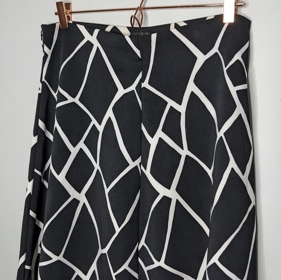 ✨3/$15 Worthington black white abstract skirt 12 - Picture 2 of 6